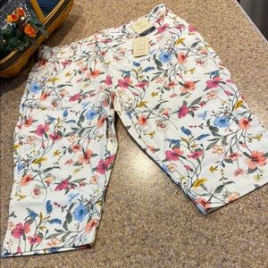 NWT St John’s Bay Floral Capri 12P Petite Mid Rise Botanical Floral